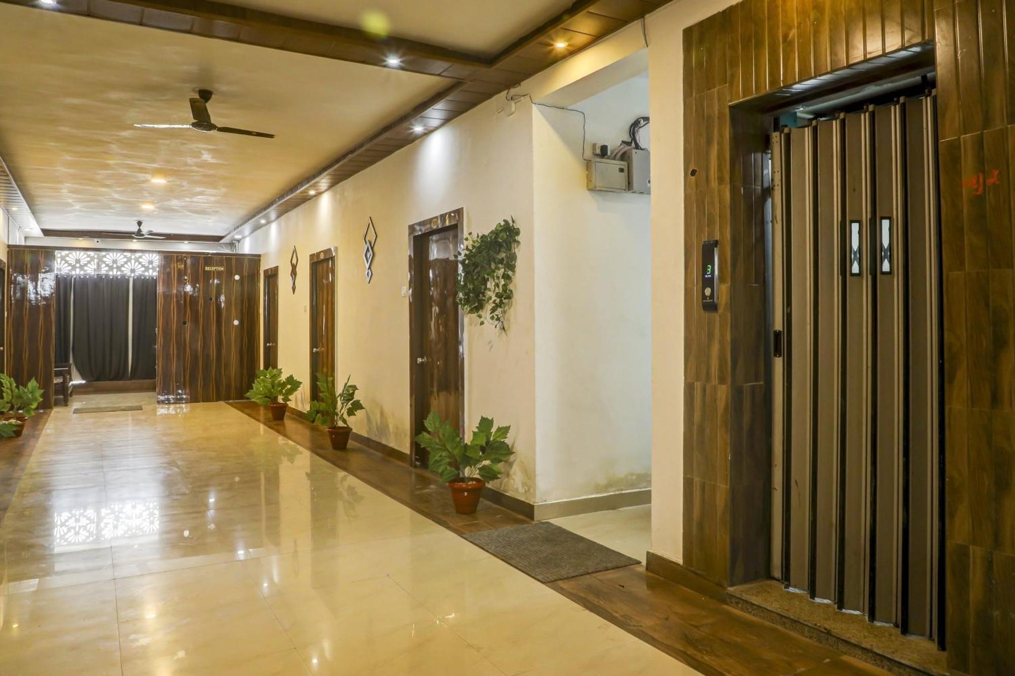 OYO 47759 Hotel Vip Kota  Buitenkant foto